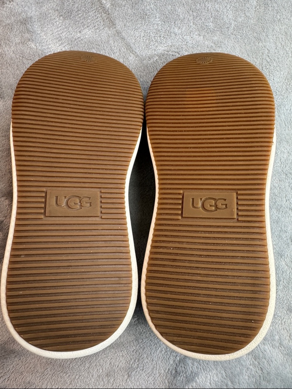 NWOT UGG Ez-Duzzit T-Strap Sneakers - Picture 5 of 12